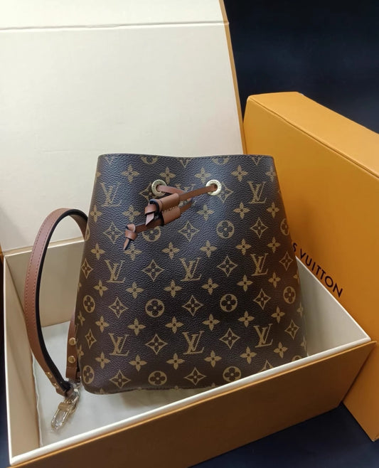 NéoNoé – Sac seau avec finition en cuir rouge